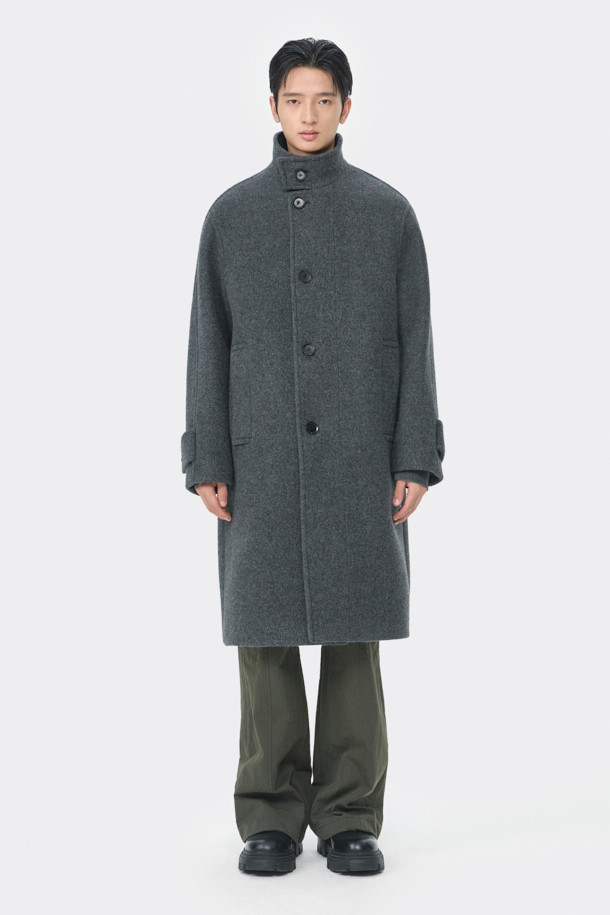 멜란지 그레이 컬러의 남성용 하이넥 코트입니다. 울과 나일론 혼방 소재로 제작되어 가을, 겨울 시즌에 적합하며, 두꺼운 두께감으로 보온성을 높였습니다. 래글런 소매 디테일이 돋보이는 레귤러핏 코트로, 버튼 여밈 방식과 무지 디자인으로 베이직하면서도 미니멀한 스타일을 연출합니다. 출근룩, 비즈니스 캐주얼, 모임룩 등 다양한 TPO에 활용 가능하며, 클래식, 미니멀, 시크한 스타일을 완성합니다.
