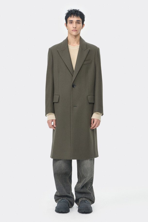 베이지 색상의 오버핏 피크드 라펠 코트입니다. 울, 나일론, 캐시미어 혼방 소재로 제작되어 가을, 겨울 시즌에 따뜻하게 착용할 수 있습니다. 미니멀하고 클래식한 스타일로, 출근룩, 오피스룩, 모임룩 등 다양한 TPO에 활용 가능합니다. 싱글 버튼 여밈 방식으로 깔끔하며, 롱 기장과 오버핏 실루엣이 시크한 분위기를 연출합니다. 무지 디자인으로 어떤 옷에도 쉽게 매치할 수 있는 데일리 코트입니다.
