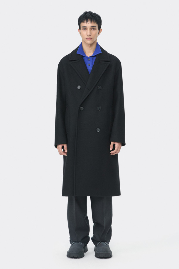 이탈리아 MANTECO 울 소재의 블랙 울 더블 브레스티드 코트입니다. 가을, 겨울 시즌에 어울리는 두꺼운 두께감과 롱 기장으로 클래식하고 미니멀한 스타일을 연출합니다. 더블 버튼 여밈 방식과 오버핏 디자인으로 제작되어 시크한 무드를 더해줍니다. 출근룩, 오피스룩, 모임룩 등 다양한 TPO에 활용 가능하며, 어떤 스타일에도 세련되게 매치할 수 있습니다.
