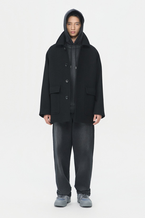 블랙 울 카 코트는 남성 고객을 위한 미니멀하고 클래식한 스타일의 아우터입니다. 가을과 겨울에 착용하기 좋은 두꺼운 두께감의 롱 기장 코트로, 울과 나일론 혼방 소재로 제작되었습니다. 차분한 블랙 컬러에 무지 패턴, 오버핏 디자인으로 시크한 매력을 더합니다. 버튼 여밈 방식과 아웃포켓 디테일이 특징이며, 출근룩, 오피스룩, 모임룩 등 다양한 TPO에 활용할 수 있습니다. 
