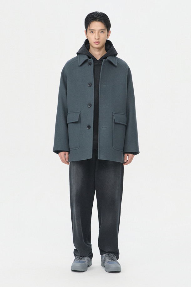 세련된 남성분들을 위한 그레이 울 카코트입니다. 울과 나일론 혼방 소재로 제작되어 가을, 겨울 시즌에 따뜻하고 편안하게 착용할 수 있습니다. 미니멀하고 클래식한 디자인으로 출근룩, 비즈니스 캐주얼, 모임룩 등 다양한 TPO에 활용 가능합니다. 오버핏 실루엣과 싱글 버튼 여밈, 아웃포켓 디테일이 돋보이며, 긴 소매 기장으로 더욱 시크한 분위기를 연출합니다. 무지 패턴의 그레이 컬러는 어떤 스타일에도 쉽게 매치되어 활용도가 높습니다.
