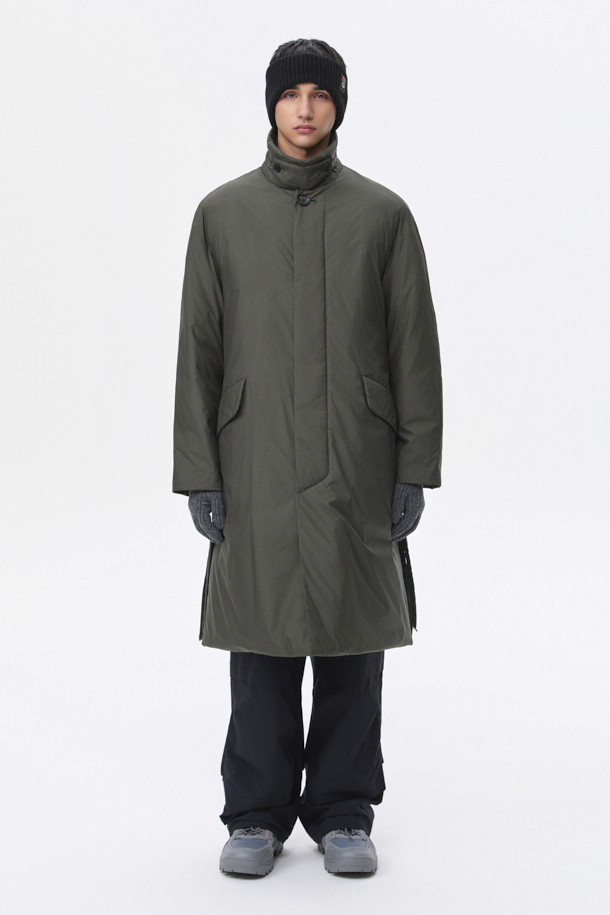 카키 로브 다운 코트는 남성용 겨울 아우터로, 베이직한 스타일에 클래식, 미니멀, 캐주얼 스타일을 모두 아우릅니다. 두꺼운 두께감의 오버핏으로 제작되었으며, 허리 로브 장식으로 포인트를 더했습니다. 80/20 구스다운 충전재와 경량 소재로 제작되어 보온성과 편안함을 동시에 느낄 수 있습니다. 무지 디자인에 긴 소매 기장, 로브 여밈 방식을 갖춘 다운 코트입니다. 폴리에스테르 소재로 제작되었습니다.
