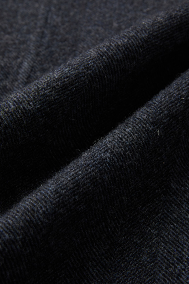 HED MAYNER (헤드 메이너)의 Grey Back Slit Robe Coat (그레이 백 슬릿 로브 코트)는 미니멀한 스타일을 추구하는 당신을 위한 아우터입니다. 가을, 겨울 시즌에 어울리는 롱 기장의 로브 코트로, 이탈리안 울 원단을 사용하여 부드러운 촉감을 선사합니다. 오버핏과 루즈핏으로 편안한 착용감을 강조하며, 후면 넥 슬릿과 벨트 허리 슬릿 구조가 독특한 디자인 포인트를 더합니다. 출근룩, 오피스룩, 모임룩 등 다양한 TPO에 활용 가능한 클래식하고 시크한 아이템입니다.
