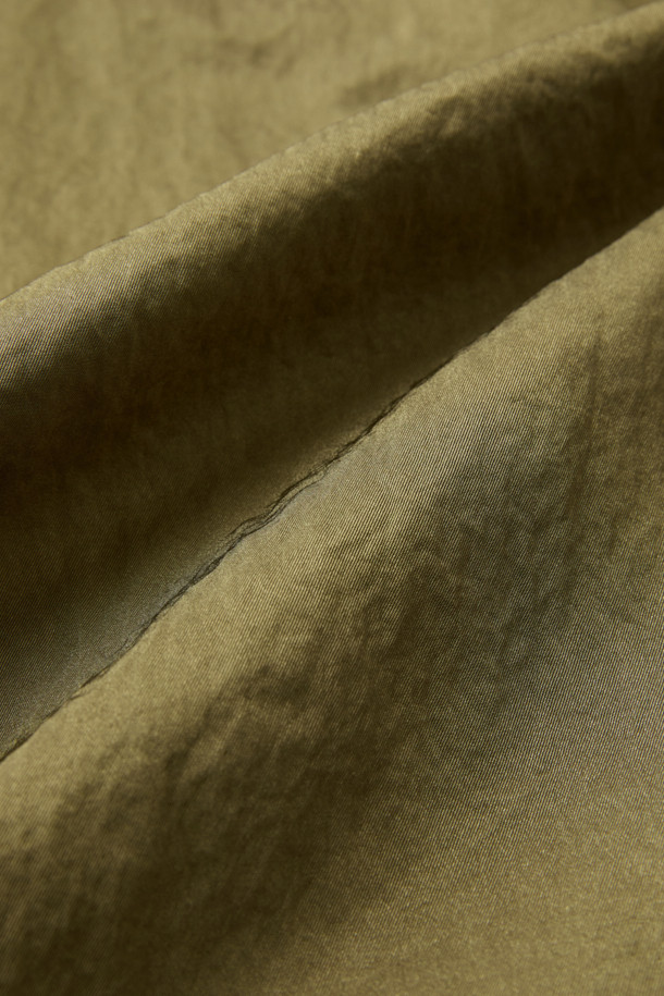 [HED MAYNER] 골드 백 슬릿 로브 코트는 남성용 아우터로, 가을과 겨울에 착용하기 좋습니다. 미니멀하고 모던한 스타일의 이 로브 코트는 부드러운 촉감의 나일론 소재와 넉넉한 오버핏으로 제작되었습니다. 등 부분의 넥 슬릿 디테일과 벨트 허리 슬릿 구조가 특징이며, 내부에는 패딩 안감과 외부 및 내부 포켓이 있어 실용성을 더했습니다. 광택감 있는 골드 컬러는 출근룩이나 모임룩에 시크하고 클래식한 분위기를 연출합니다.
