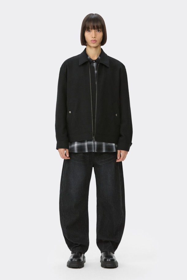 블랙 트위드 지퍼 재킷은 남성용 아우터로, 가을과 겨울에 어울리는 두꺼운 두께감의 자켓입니다. 미니멀하고 클래식한 스타일을 기반으로, YKK 2-Way 지퍼와 사선 절개 디테일이 돋보입니다. 코튼, 울, 아크릴, 나일론 혼방 소재로 제작되어 시크하고 세련된 분위기를 연출합니다. 출근룩과 모임룩 모두 활용 가능하며, 오버핏으로 편안한 착용감을 선사합니다. 긴 소매 기장의 레귤러 기장으로, 다양한 스타일링에 용이합니다.
