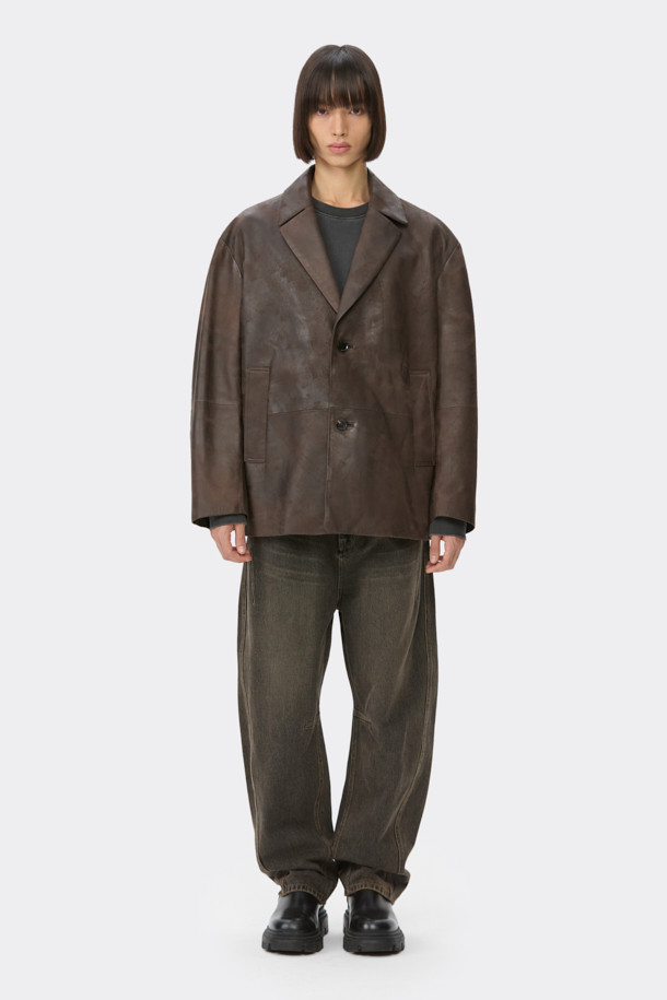 세련된 무드의 브라운 비건 가죽 재킷입니다. 캐주얼, 클래식, 미니멀 스타일을 모두 아우르는 디자인으로, 가을과 겨울에 따뜻함과 스타일을 동시에 잡을 수 있습니다. 오버핏으로 편안한 착용감을 선사하며, 라펠 코트 타입에 미디엄 기장으로 다양한 룩에 활용하기 좋습니다. 출근룩과 모임룩에 모두 잘 어울리며, 그라데이션 외관으로 은은한 멋을 더했습니다. 넉넉한 두께감의 비건 가죽 소재로 제작되어 부드러운 촉감과 보온성을 제공합니다.
