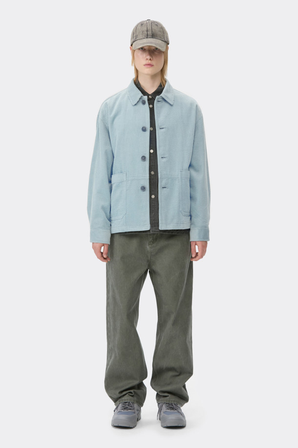 산뜻한 민트 컬러가 돋보이는 코듀로이 워크 재킷입니다. 봄, 가을 간절기에 활용하기 좋으며, 캐주얼 및 베이직 스타일을 연출하기에 적합합니다. 두꺼운 코듀로이 소재로 제작되어 보온성을 높였으며, 오버핏 크롭 기장으로 트렌디한 핏을 선사합니다. 넉넉한 아웃포켓 디테일과 버튼 여밈 방식이 특징이며, 일상, 봄 소풍, 캠핑 등 다양한 TPO에 매치할 수 있습니다. 미니멀, 워크웨어 스타일을 선호하는 남성분들에게 추천합니다.
