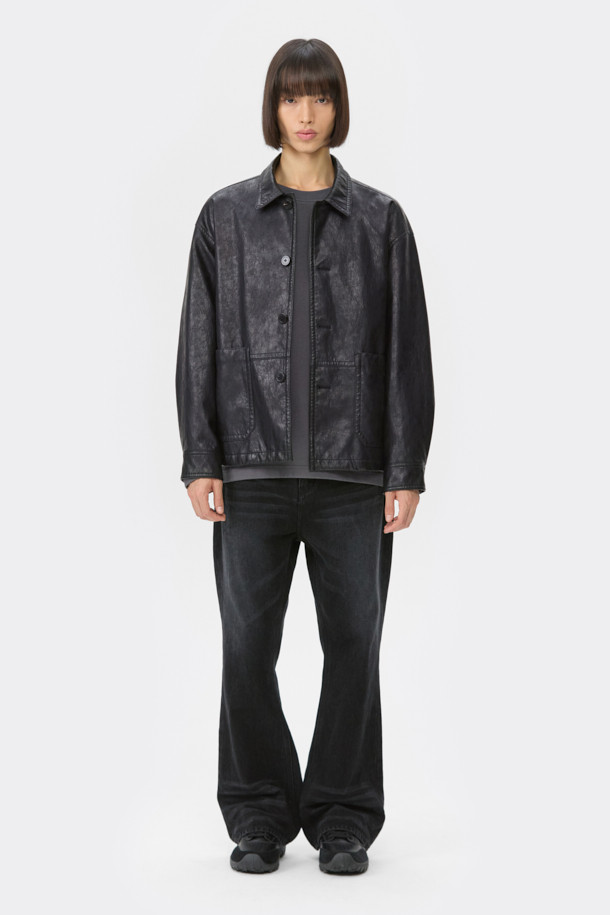 블랙 색상의 인조 가죽 워크 재킷입니다. 크랙 텍스처와 0.5OZ 패딩 충전재로 디자인되어 캐주얼, 스트릿 스타일을 연출하기 좋습니다. 얇은 두께감으로 봄, 가을 간절기에 활용하기 좋으며, 일상, 출근룩, 모임룩 등 다양한 TPO에 매치할 수 있습니다. 오버핏으로 편안한 착용감을 선사하며, 버튼 여밈과 아웃포켓 디테일이 특징입니다. 긴 소매 기장의 워크 재킷으로 미니멀한 스타일까지 소화 가능합니다.
