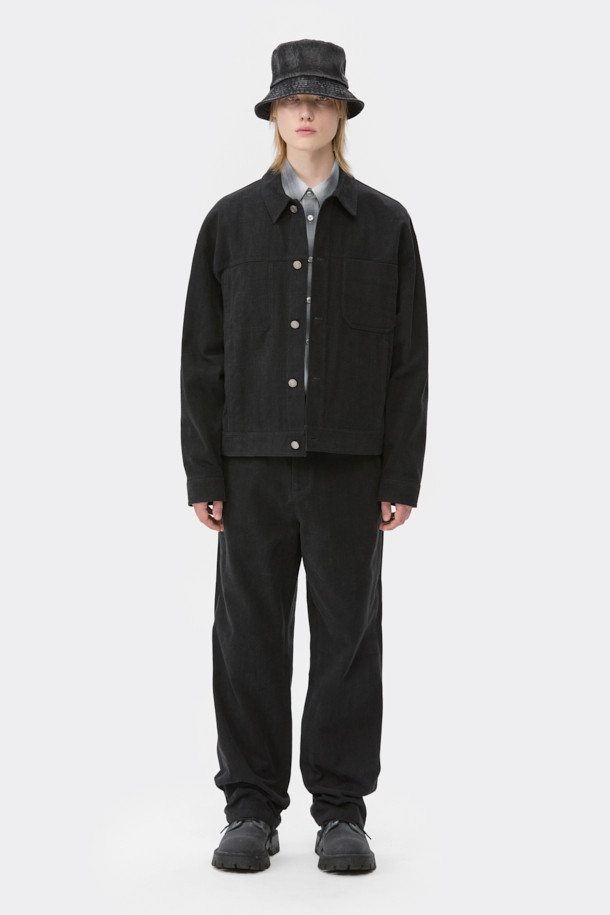 블랙 염색 면 트러커 재킷은 남성분들을 위한 캐주얼하고 베이직한 디자인의 아우터입니다. 봄, 가을 계절에 적합하며, 출근룩이나 데이트룩에 활용하기 좋습니다. 레귤러 핏에 무지 패턴으로 미니멀한 스타일을 연출하며, 긴 소매와 버튼 여밈 방식이 특징입니다. 양 사이드 포켓이 있어 실용성을 더했으며, 면 소재로 제작되어 편안한 착용감을 제공합니다.
