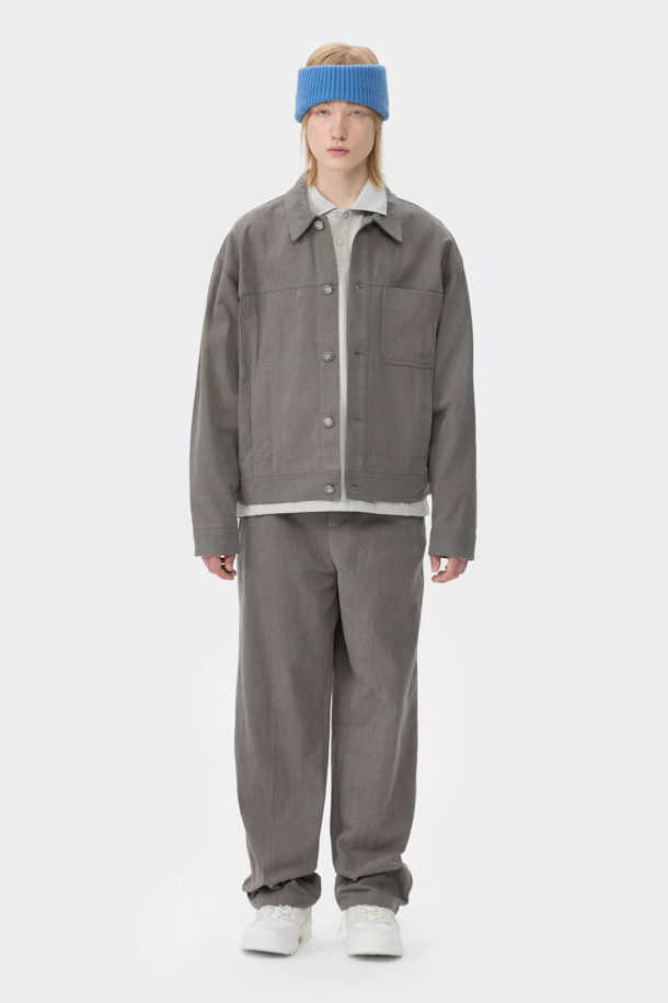 그레이 염색 코튼 트러커 재킷은 캐주얼, 미니멀 스타일을 즐기는 남성을 위한 아우터입니다. 봄, 가을에 적합하며, 데일리룩과 비즈니스 캐주얼에 활용하기 좋습니다. 면 소재로 제작되어 편안한 착용감을 선사하며, 레귤러 핏과 중간 두께감으로 간절기에 활용하기 좋습니다. 버튼 여밈 방식과 사이드 포켓 디테일이 특징이며, 무지 디자인으로 다양한 룩에 매치하기 용이합니다.
