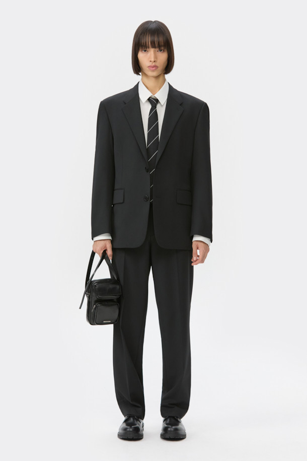 블랙 색상의 릴랙스 핏 울 블렌디드 셋업 재킷입니다. 가을과 겨울에 입기 좋은 두꺼운 두께감으로, 차분하고 시크한 스타일을 연출합니다. 싱글 버튼 디자인과 레귤러 기장으로 클래식하면서도 베이직한 분위기를 강조하며, 셋업으로도 활용 가능합니다. 울과 폴리에스터 혼방 소재로 제작되어 편안한 착용감을 선사합니다. 오피스룩, 비즈니스 캐주얼, 모임룩 등 다양한 TPO에 활용하여 세련된 스타일을 완성해 보세요.
