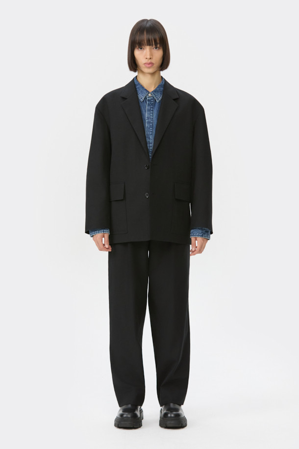 블랙 오버핏 코튼 울 셋업 재킷은 클래식과 베이직 무드를 동시에 연출하는 남성용 재킷입니다. 봄, 가을에 적합하며, 얇은 두께감으로 편안한 착용감을 선사합니다. 면, 울, 린넨 혼방 소재로 제작되어 고급스러운 질감을 자랑하며, 싱글 버튼, 레귤러 기장, 긴 소매 디자인으로 세련된 핏을 완성합니다. 셋업 스타일로 오피스룩, 비즈니스 캐주얼, 모임룩 등 다양한 TPO에 활용 가능하며, 미니멀하고 시크한 스타일을 연출하기 좋습니다. 2mm 어깨 패드와 아웃포켓 디테일이 돋보이는 블레이저 타입의 재킷입니다.
