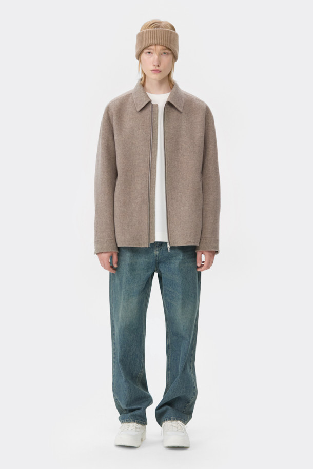 베이지 울 핸드메이드 재킷은 가을과 겨울에 어울리는 남성용 아우터입니다. 미니멀하고 베이직한 스타일로, 부드러운 촉감의 울과 캐시미어 혼방 소재로 제작되어 고급스러운 착용감을 선사합니다. 릴랙스 핏에 레귤러 기장으로 편안하게 착용 가능하며, YKK 2-Way 지퍼 디테일로 실용성을 더했습니다. 출근룩, 비즈니스 캐주얼, 모임룩 등 다양한 TPO에 활용 가능한 클래식, 미니멀, 시크 스타일의 재킷입니다.
