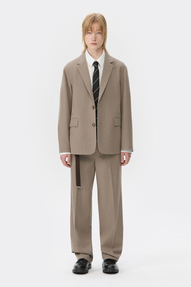 베이지 색상의 루즈 핏 코듀로이 셋업 재킷입니다. 가을과 겨울에 어울리는 두꺼운 두께감으로 보온성을 높였습니다. 싱글 버튼 방식의 블레이저 코트 타입이며, 캐주얼 및 베이직 스타일을 연출하기 좋습니다. 남성용으로, 출근룩, 비즈니스 캐주얼, 모임룩 등 다양한 TPO에 활용 가능합니다. 클래식, 미니멀, 캐주얼 스타일을 즐기는 분들께 추천합니다.

