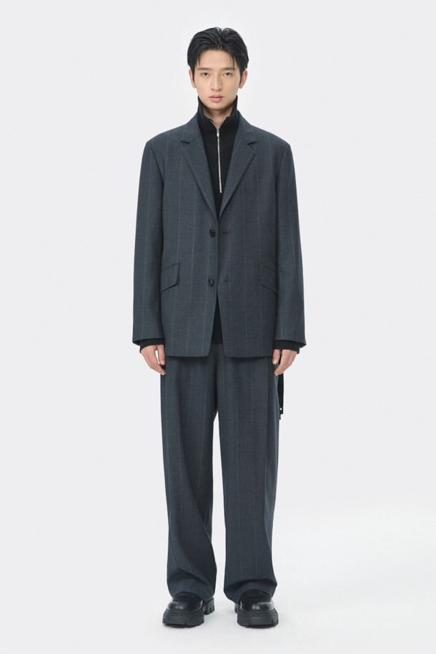 그레이 미드 렝스 스트라이프 셋업 재킷은 남성용 아우터로, 가을과 겨울에 착용하기 좋습니다. 클래식하고 미니멀한 스타일을 추구하는 분들께 적합하며, 오피스룩, 비즈니스 캐주얼, 모임룩 등 다양한 TPO에 활용할 수 있습니다. 릴랙스 핏에 울, 폴리에스테르, 캐시미어, 폴리우레탄 혼방 소재로 제작되어 두께감이 있으며, 허리끈과 벨트 고리로 디테일을 더했습니다. 블레이저 타입의 롱 기장 재킷으로, 세련된 스트라이프 패턴이 특징입니다.
