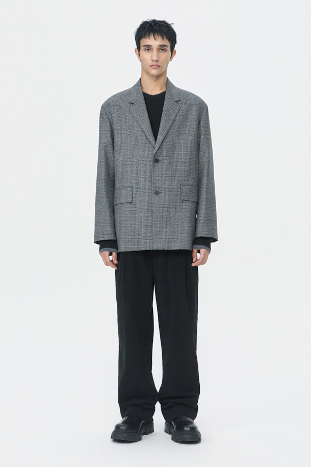 그레이 울 체크 재킷은 남성 고객을 위한 클래식하고 미니멀한 스타일의 아우터입니다. 가을과 겨울에 어울리는 두꺼운 두께감의 울 소재로 제작되었으며, 오버핏 블레이저 디자인에 싱글 버튼 여밈 방식으로 세련된 느낌을 더했습니다. 2mm 어깨 패드와 셋업 라펠 디테일이 특징이며, 체크 패턴이 은은하게 포인트가 됩니다. 오피스룩, 비즈니스 캐주얼, 모임룩 등 다양한 TPO에 적합하며, 시크한 매력을 연출합니다.
