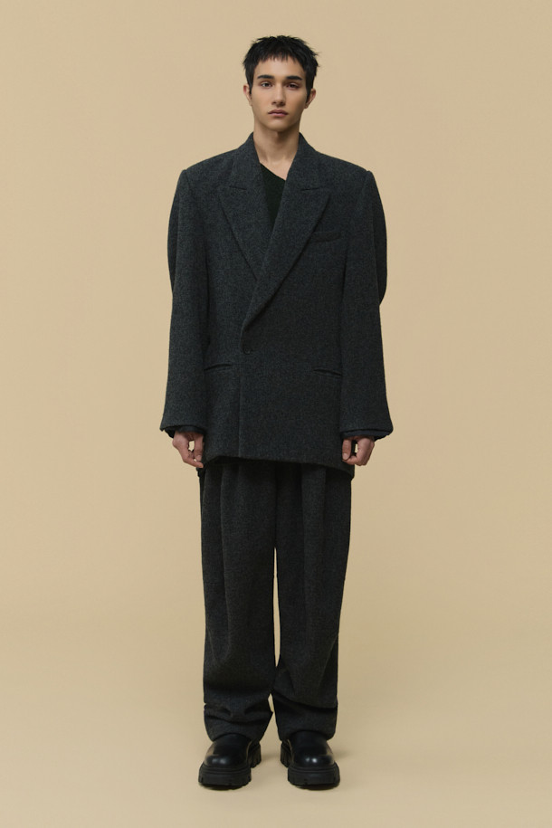 HED MAYNER (헤드 메이너)의 Grey Wool Falling Back 재킷은 모던하면서도 클래식한 스타일을 추구하는 남성을 위한 아우터입니다. 릴랙스 핏으로 편안함을 제공하며, 두꺼운 울 소재와 부드러운 촉감으로 가을과 겨울에 따뜻하게 착용할 수 있습니다. 와이드 피크드 라펠, 구조적인 어깨 패드, 후면 드레이프 디자인이 특징이며, 테일러드 코트 타입으로 오피스룩, 비즈니스 캐주얼, 모임룩 등 다양한 TPO에 활용 가능합니다. 내부 포켓과 큐프라 비스코스 혼방 안감으로 실용성과 고급스러움을 더했습니다. 미니멀하고 시크한 스타일을 선호하는 분들께 추천합니다.
