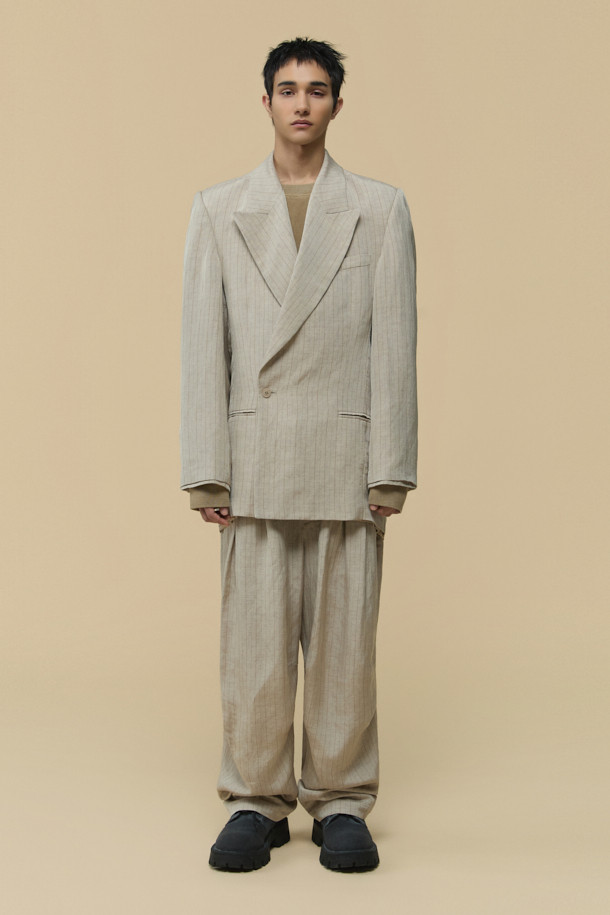 HED MAYNER (헤드 메이너)의 아이보리 린넨 Falling Back 재킷입니다. 부드러운 린넨과 레이온 혼방 소재로 제작되어 봄, 여름 시즌에 적합하며, 릴랙스 핏으로 편안한 착용감을 선사합니다. 와이드 피크드 라펠과 구조적인 어깨 패드가 특징이며, 비대칭 실루엣과 후면 드레이프 디자인으로 모던하고 미니멀한 스타일을 연출합니다. 데이트룩, 오피스룩, 비즈니스 캐주얼 등 다양한 TPO에 시크하게 매치할 수 있는 테일러드 재킷입니다. 안감은 큐프라 비스코스 소재를 사용하여 부드러운 촉감을 더했습니다.
