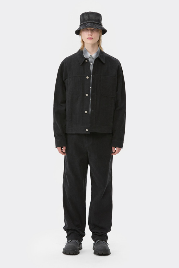 **블랙 염색 면 바지**

남성용 블랙 컬러의 면 소재 코튼 팬츠입니다. 베이직한 스타일의 긴 기장 스트레이트핏 바지로, 사계절 내내 활용하기 좋습니다. 일상복과 출근룩 모두 소화 가능한 미니멀, 클래식, 캐주얼 스타일을 연출할 수 있습니다. 무지 디자인에 메탈 장식으로 포인트를 더했으며, 밴딩 처리가 없는 것이 특징입니다.
