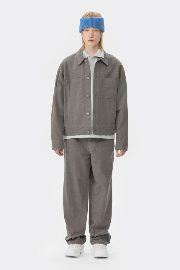 그레이 컬러의 면 100% 소재로 제작된 남성용 코튼 팬츠입니다. 데님과 유사한 다잉 코튼 트윌 소재를 사용하여 내구성과 스타일을 동시에 갖췄습니다. 베이직하고 캐주얼한 스타일로, 봄, 가을 시즌에 활용하기 좋습니다. 스트레이트핏으로 편안한 착용감을 선사하며, 허리 오비에는 메탈 장식이 더해져 포인트를 더했습니다. 출근룩과 비즈니스 캐주얼, 캐주얼, 미니멀, 클래식 스타일 연출에 적합합니다.
