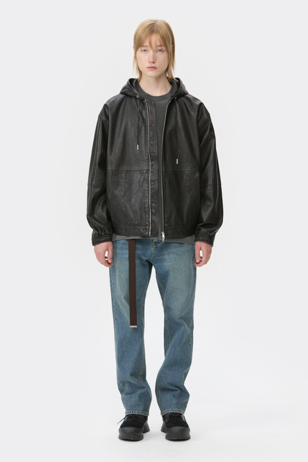 **블루 레귤러 핏 데님 팬츠**는 베이직하면서도 캐주얼한 스타일을 연출하는 남성용 긴바지입니다. 봄, 가을 시즌에 적합하며, 무지 디자인에 레귤러 핏과 테이퍼드 핏으로 편안한 착용감을 제공합니다. 데님 소재 특유의 견고함과 바이오 워싱 처리로 부드러운 촉감을 느낄 수 있습니다. 캐주얼, 미니멀, 클래식 스타일을 즐겨 입는 남성분들에게 추천합니다. 일상생활에서 폭넓게 활용할 수 있는 아이템입니다.
