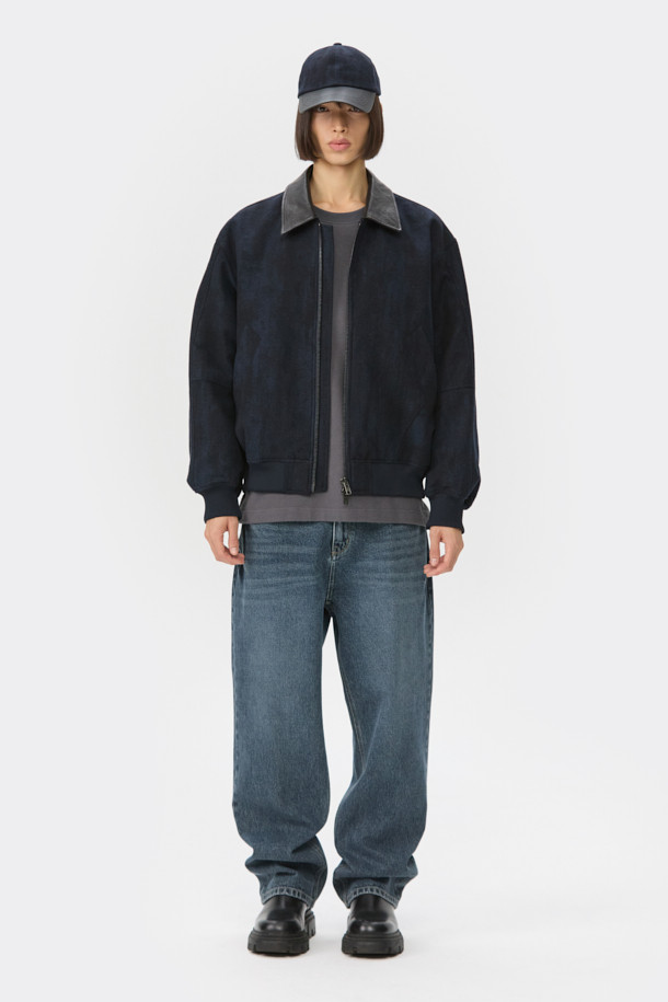 다크 블루 색상의 남성용 스트레이트 핏 데님 팬츠입니다. 사계절 모두 착용 가능하며, 캐주얼, 미니멀, 클래식 스타일을 연출하기 좋습니다. 무지 디자인으로 어떤 상의에도 잘 어울리며, 바이오 워싱, 스톤 워싱, 도밍고 워싱 처리를 거쳐 자연스러운 색감과 부드러운 촉감을 선사합니다. 출근룩이나 데이트룩처럼 다양한 TPO에 활용할 수 있으며, 일자 핏으로 편안하면서도 세련된 실루엣을 완성합니다. 중청 두께감으로 사계절 내내 활용하기 좋습니다.
