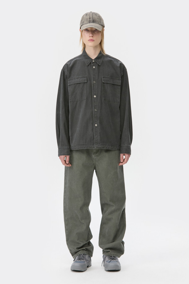 **Green 스트레이트 핏 다잉 팬츠**는 캐주얼, 미니멀, 클래식 스타일을 아우르는 남성용 바지입니다. 톤 다운된 그린 컬러의 면 소재로 제작되어 봄, 가을에 착용하기 좋으며, 일상복과 출근룩 모두 소화 가능한 실용적인 아이템입니다. 스트레이트 핏으로 편안한 착용감을 선사하며, 피그먼트 다잉 및 바이오 워싱 처리하여 자연스러운 색감과 부드러운 촉감을 더했습니다. 무지 디자인으로 어떤 상의와도 쉽게 매치할 수 있어 활용도가 높습니다.
