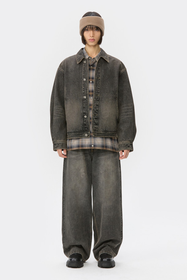 **브라운 와이드 핏 청바지**는 캐주얼, 미니멀, 클래식 스타일을 아우르는 남성 데님 팬츠입니다. 봄, 가을에 적합하며, 넉넉한 와이드 핏과 긴 기장으로 편안함과 스타일을 동시에 제공합니다. 데님 소재에 스톤워싱 및 가먼트다잉 공법을 더해 자연스러운 색감과 빈티지한 매력을 살렸습니다. 스트링 밴딩 처리로 허리 조절이 용이하며, 무지 디자인으로 다양한 상의와 손쉽게 매치할 수 있습니다. 일상에서 편안하게 착용하기 좋은 와이드핏 청바지입니다.
