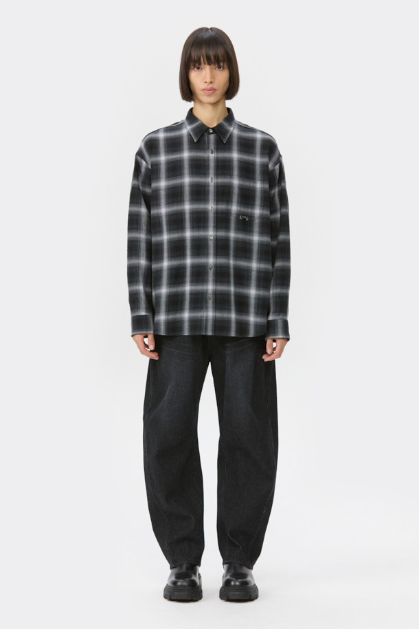 블랙 다트 디테일 코듀로이 청바지는 가을, 겨울 시즌에 어울리는 남성용 벌룬핏 팬츠입니다. 코듀로이와 데님 소재를 혼방하여 제작되었으며, 두께감 있는 원단으로 포근한 착용감을 선사합니다. 다트 디테일과 아웃심 커브 디자인이 특징이며, 바이오 워싱 및 스톤 워싱 가공을 거쳐 빈티지한 무드를 더했습니다. 캐주얼, 미니멀, 클래식 스타일을 즐겨 입는 분들께 추천하며, 루즈핏으로 편안하게 착용 가능합니다.
