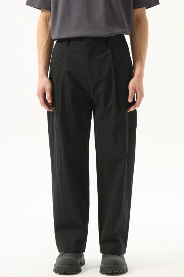 CUSTOMELLOW - 캐주얼팬츠 - Black Wide Fit Two Tuck Pants