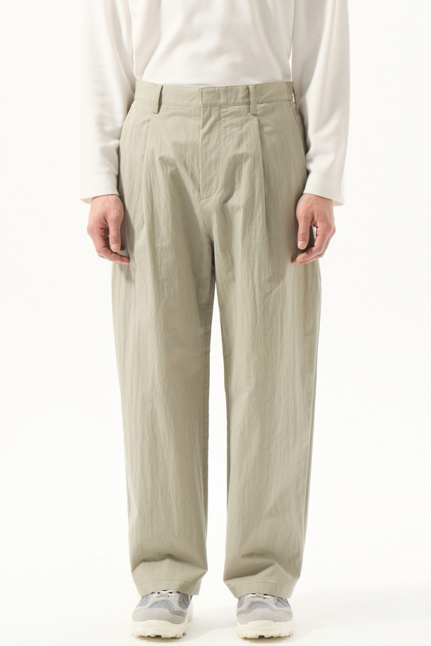 CUSTOMELLOW - 캐주얼팬츠 - Mint Wide Fit Two Tuck Pants