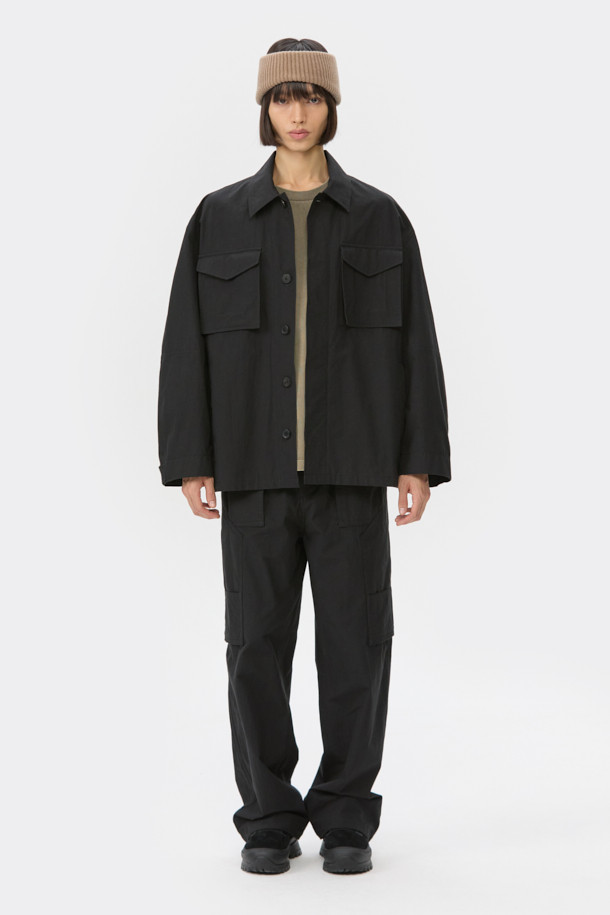 블랙 멀티 포켓 팬츠는 남성용 캐주얼 스타일의 긴 바지입니다. 면 소재로 제작되어 사계절 내내 편안하게 착용할 수 있으며, 밴딩 허리 스트링과 밑단 스트링, 스토퍼 디테일로 편안한 착용감을 제공합니다. 루즈핏으로 제작되어 여유로운 실루엣을 연출하며, 다양한 수납을 위한 멀티 포켓 디자인으로 실용성을 더했습니다. 미니멀하고 시티보이 스타일을 즐기는 분들께 추천합니다.
