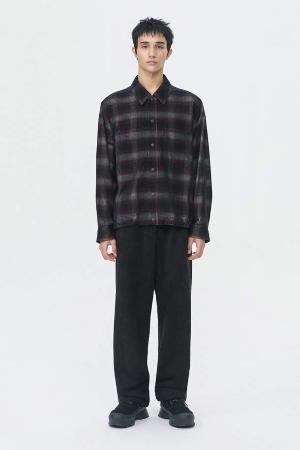 블랙 폴리 스웨이드 트랙 팬츠는 부드러운 촉감의 인조 스웨이드 소재로 제작되어 편안한 착용감을 선사합니다. 남성용으로, 캐주얼 및 스포티 스타일을 모두 소화할 수 있는 릴랙스핏 긴바지입니다. 사계절 내내 활용 가능하며, 일상복으로 적합합니다. 무지 디자인으로 미니멀한 스타일을 연출하기 좋습니다. 폴리에스테르, 폴리우레탄 혼방으로 제작되어 내구성이 뛰어나며 관리가 용이합니다.
