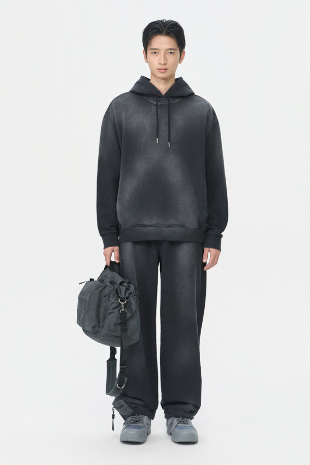 다크 그레이 염색 스웻 팬츠는 편안한 일상과 스타일리시한 연출을 위한 캐주얼룩을 완성합니다. 면 소재의 루즈핏 긴바지로, 집콕룩이나 산책룩에 적합하며 미니멀, 스트리트 스타일을 즐기는 분들께 추천합니다. 다잉 가공과 탈색 브러쉬 가공을 거쳐 빈티지한 멋을 더했으며, 허리 스트링과 밑단 스트링 스토퍼로 핏 조절이 용이합니다. 다크 그레이 컬러는 어떤 상의와도 잘 어울려 활용도가 높습니다.
