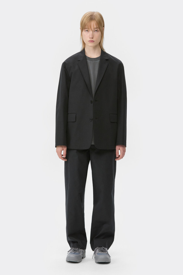 블랙 루즈핏 코튼 셋업 팬츠는 포멀한 스타일을 추구하는 남성 고객을 위한 사계절용 긴 바지입니다. 면 소재로 제작되어 편안한 착용감을 제공하며, 루즈핏 디자인으로 활동성을 높였습니다. 하프 밴딩 처리로 편안함을 더했으며, 셋업으로 스타일링하여 출근룩, 비즈니스 캐주얼, 모임룩 등 다양한 TPO에 활용할 수 있습니다. 클래식, 미니멀, 시크한 스타일을 연출하기에 적합합니다.
