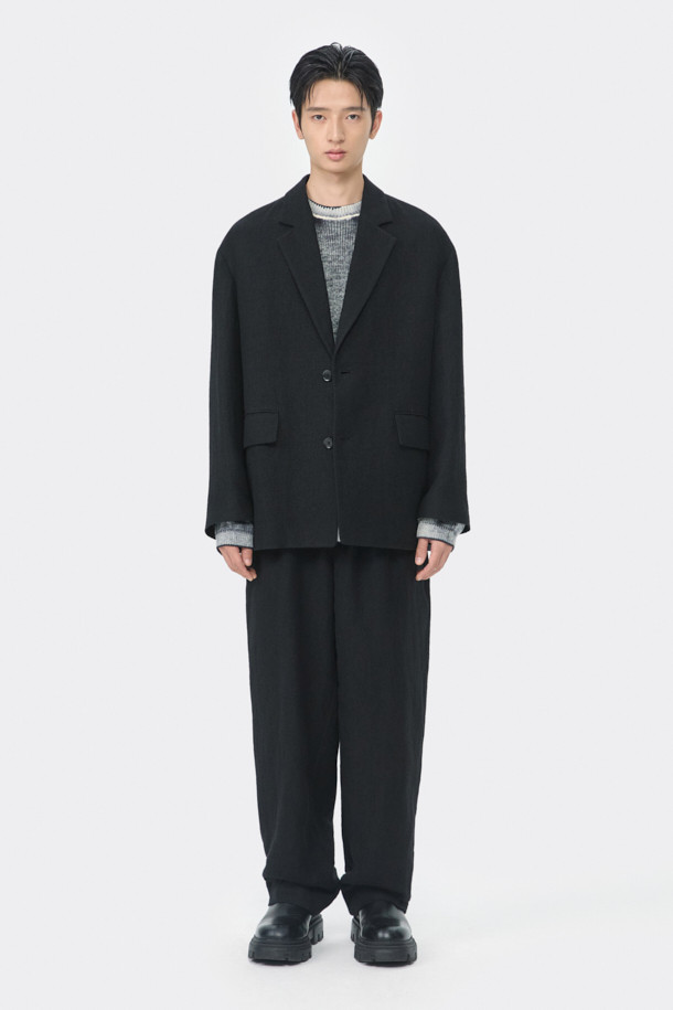 블랙 와이드 핏 거즈 셋업 팬츠는 가을, 겨울 시즌 남성들을 위한 포멀 스타일의 셋업 팬츠입니다. 일본 수입 거즈 조직 소재로 제작되어 부드러운 촉감과 고급스러운 분위기를 선사합니다. 와이드핏으로 편안한 착용감을 제공하며, 원턱 디자인과 스트링 디테일이 더해져 미니멀하면서도 시크한 매력을 더합니다. 오피스룩, 비즈니스 캐주얼, 모임룩 등 다양한 TPO에 활용 가능하며, 클래식한 스타일을 선호하는 분들께 추천합니다. 하프 밴딩 처리로 활동성을 높였습니다.
