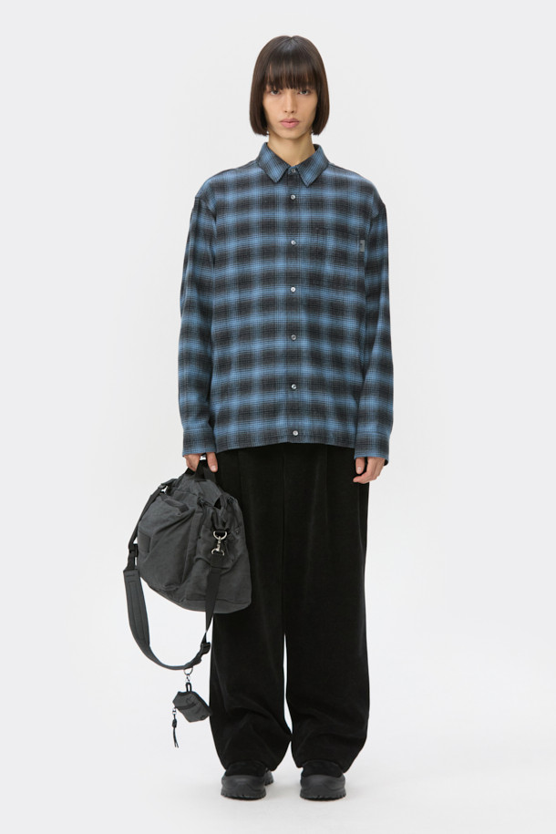 블랙 벨벳 드로우스트링 팬츠는 부드러운 촉감의 벨벳 소재와 포근한 두께감으로 가을, 겨울 시즌에 안성맞춤입니다. 와이드핏으로 편안함을 강조했으며, 하프 밴딩과 스트링 디테일로 활동성을 더했습니다. 무지 디자인에 원턱을 더해 캐주얼하면서도 미니멀한 스타일을 연출할 수 있습니다. 출근룩과 모임룩 모두 소화 가능한 활용도 높은 아이템입니다.
