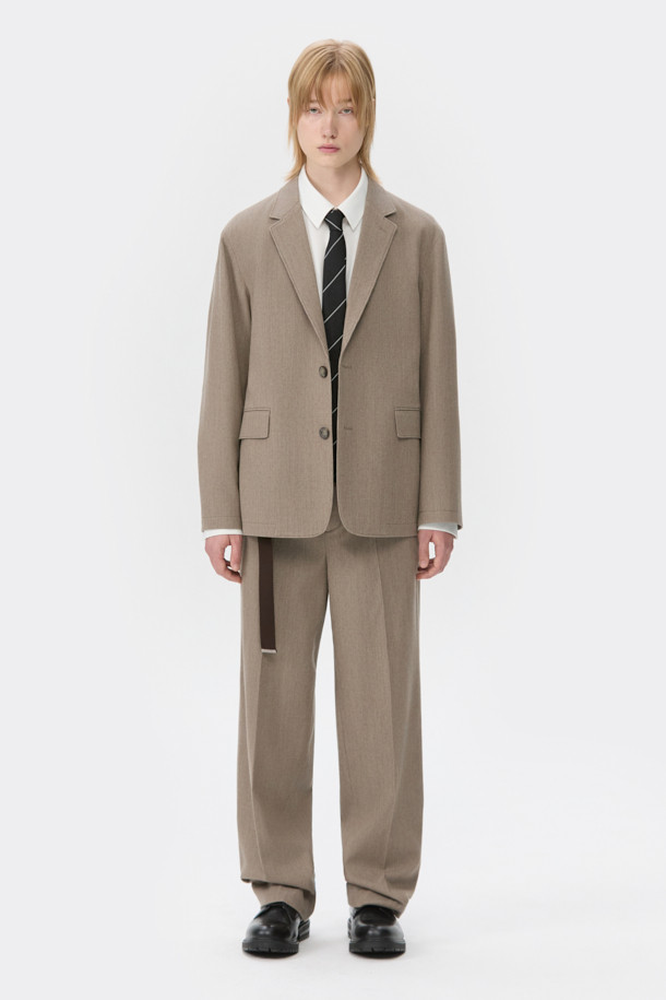 베이지 색상의 루즈핏 코듀로이 셋업 팬츠입니다. 가을과 겨울에 어울리는 두꺼운 두께감으로 포멀 및 클래식 스타일을 연출하기 좋습니다. 울 88%, 폴리에스터 10.1%, 폴리우레탄 1.9%의 혼용률로 제작되었으며, 하프 밴딩으로 편안한 착용감을 제공합니다. 오피스룩, 비즈니스 캐주얼, 모임룩 등 다양한 TPO에 활용 가능하며, 미니멀하고 클래식한 스타일을 선호하는 남성분들께 추천합니다. 셋업으로 출시되어 더욱 간편하게 스타일링을 완성할 수 있습니다.
