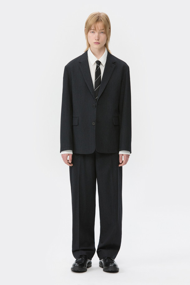 블랙 루즈 핏 코듀로이 셋업 팬츠는 가을, 겨울 시즌에 어울리는 남성용 바지입니다. 두꺼운 두께감의 코듀로이 소재로 제작되어 포멀한 스타일을 연출하며, 루즈핏 디자인으로 편안한 착용감을 선사합니다. 하프 밴딩 디테일이 있으며, 세트업으로도 활용 가능하여 출근룩, 비즈니스 캐주얼, 모임룩 등 다양한 TPO에 적합합니다. 클래식, 미니멀, 시크한 스타일을 선호하는 분들께 추천합니다.
