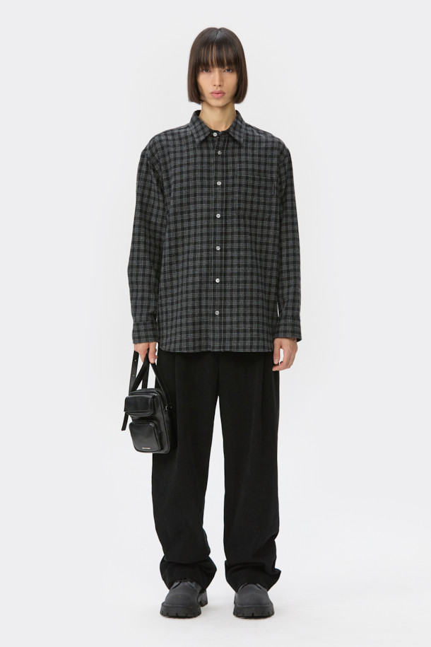 블랙 와이드 핏 원턱 코듀로이 팬츠는 가을과 겨울, 쌀쌀한 날씨에 따뜻하고 스타일리시하게 연출하기 좋은 남성용 바지입니다. 부드러운 촉감의 두꺼운 코듀로이 소재로 제작되어 편안한 착용감을 선사하며, 와이드핏 디자인으로 트렌디한 무드를 더합니다. 넉넉한 핏감과 원턱 디테일이 활동성을 높여주며, 하프 밴딩 처리로 허리 부분의 편안함까지 놓치지 않았습니다. 베이직하고 캐주얼한 스타일로, 출근룩이나 모임룩 등 다양한 TPO에 활용 가능하며, 캐주얼, 클래식, 미니멀 등 어떤 스타일에도 잘 어울립니다.
