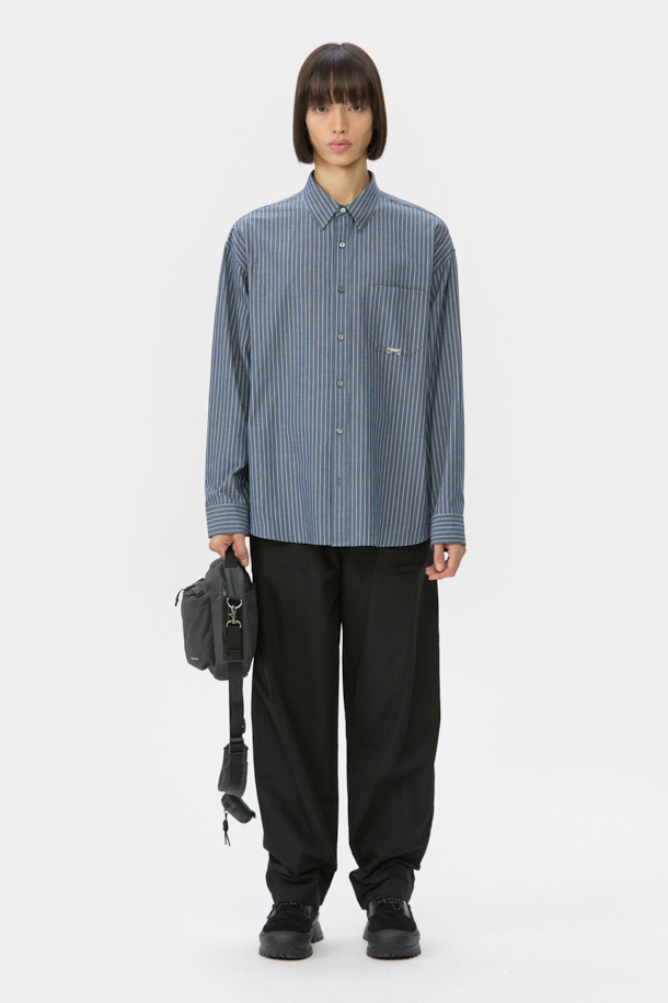 블루 컬러의 오버핏 스트라이프 셔츠입니다. 봄, 여름 시즌에 적합하며, 캐주얼, 미니멀, 클래식 스타일을 연출하기 좋습니다. 부드러운 면 소재로 제작되어 편안한 착용감을 제공하며, 얇은 두께감으로 시원하게 입을 수 있습니다. 차이나 칼라와 롱 슬리브 디자인에 포켓 디테일과 금속 장식이 더해져 포인트를 더했습니다. 남녀 모두 착용 가능한 디자인으로, 일상복으로 활용하기 좋습니다.
