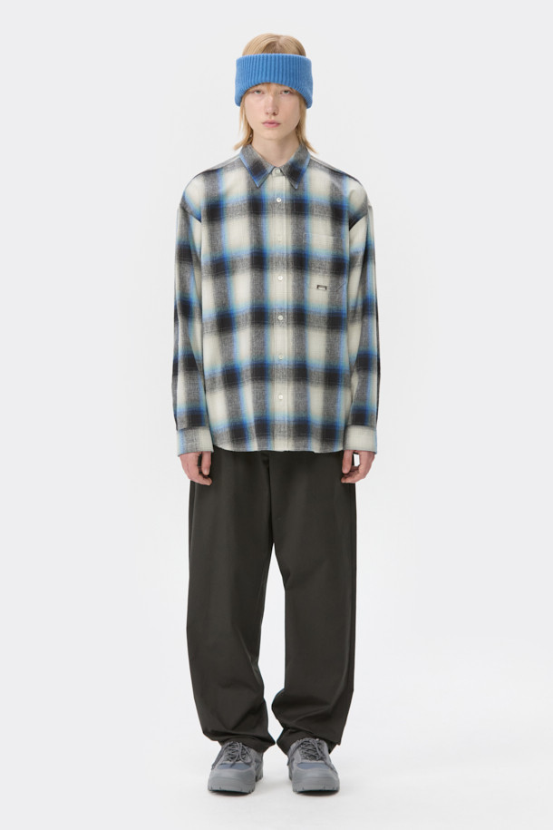 아이보리 오버핏 체크 셔츠는 남성용 상의입니다. 면 소재로 제작되어 봄, 가을에 착용하기 좋으며, 캐주얼, 클래식, 미니멀 스타일을 연출할 수 있습니다. 넉넉한 오버핏에 긴 소매, 카라넥 디자인이 특징이며, 출근룩이나 비즈니스 캐주얼에도 활용 가능합니다. 아이보리 및 블루 컬러의 체크 패턴과 포켓 디테일, 금속 장식이 포인트입니다. 레귤러 기장으로 다양한 하의와 매치하기 용이합니다.
