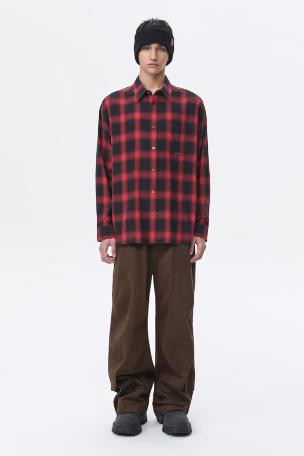 레드 오버핏 체크 셔츠는 남성용 상의입니다. 가을, 겨울 시즌에 어울리는 면 소재의 셔츠로, 레드와 블랙 컬러의 체크 패턴이 특징입니다. 넉넉한 오버핏으로 캐주얼한 스타일을 연출하며, 출근룩이나 모임룩에 활용하기 좋습니다. 카라 디자인과 긴 소매 기장, 포켓 디테일과 금속 장식이 포인트입니다.
