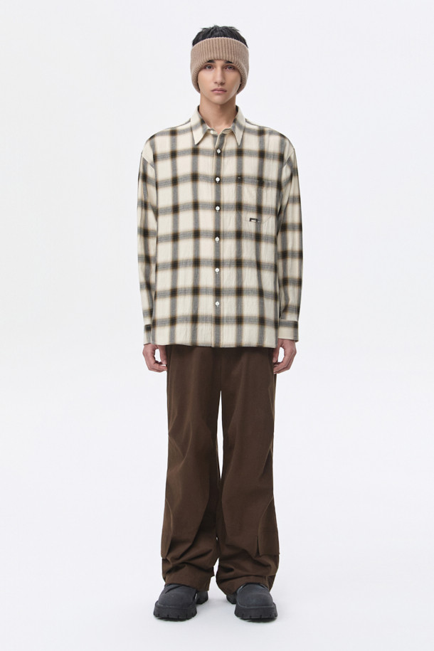 베이지 색상의 오버핏 체크 셔츠입니다. 면 소재로 제작되어 가을, 겨울철에 따뜻하게 착용할 수 있으며, 일상 및 출근룩, 비즈니스 캐주얼 스타일 모두 소화 가능합니다. 넉넉한 오버핏과 긴 소매 기장, 카라넥 디자인으로 편안한 착용감을 제공하며, 캐주얼, 클래식, 미니멀 스타일을 연출하기 좋습니다. 포켓 디테일과 금속 장식이 포인트로 더해져 세련된 느낌을 줍니다.
