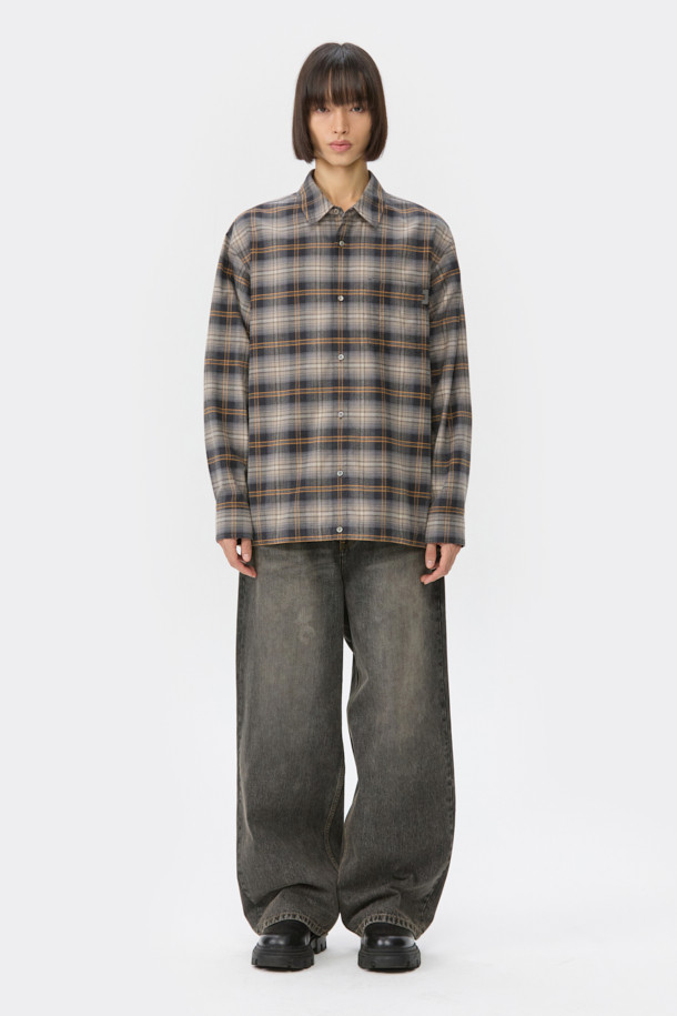 오렌지 색상과 브라운 컬러가 조화로운 오버핏 스트링 체크 셔츠입니다. SOMELOS 유럽 수입 면 원단을 사용하여 부드러운 촉감을 선사하며, 봄, 가을 시즌에 착용하기 좋습니다. 차이나칼라와 긴 소매, 레귤러 기장으로 깔끔한 핏을 연출하며, 캐주얼한 스타일을 완성합니다. 스트링 디테일과 체스트 포켓, 와펜 포인트가 더해져 개성 있는 데이트룩, 여행룩을 연출해보세요. 셔츠 하나만으로 캐주얼, 클래식, 미니멀 무드를 모두 소화할 수 있습니다.
