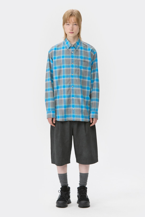 블루 오버사이즈 핏 레이어드 체크 셔츠는 캐주얼, 클래식, 미니멀 스타일을 즐기는 남성분들을 위한 제품입니다. 봄, 가을에 어울리는 긴 소매 셔츠로, 일상과 데이트룩, 봄 소풍룩에 모두 활용 가능합니다. SOMELOS 유럽 수입 옴브레 체크 원단, 코튼 100% 소재로 제작되어 부드러운 촉감을 선사합니다. 레이어드 카라와 사이드 슬릿, 후면 절개 디테일이 돋보이며, 오버핏으로 편안한 착용감을 제공합니다.
