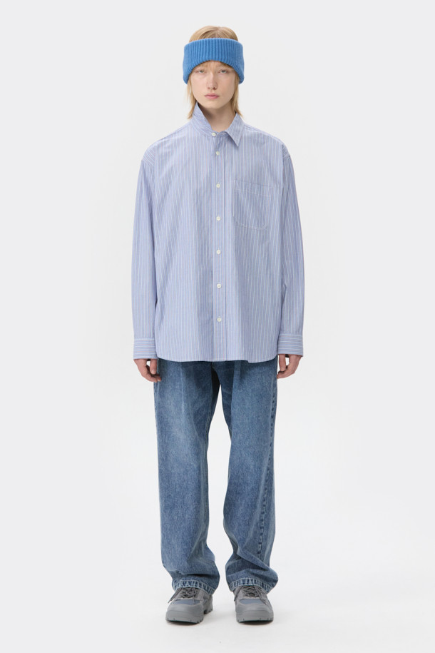 블루 오버사이즈 핏 슬릿 카라 롱 셔츠는 남성용 셔츠로, 봄, 가을에 착용하기 좋습니다. 베이직하고 캐주얼한 스타일로, 데이트룩이나 봄 소풍룩에 적합합니다. 얇은 두께의 면 소재로 제작되어 편안한 착용감을 선사하며, 긴 소매와 스트라이프 패턴이 특징입니다. 슬릿넥 디자인과 사이드 슬릿 디테일이 돋보이며, 오버핏으로 트렌디한 스타일을 연출합니다. 캐주얼, 미니멀, 클래식 스타일을 즐겨 입는 분들께 추천합니다.
