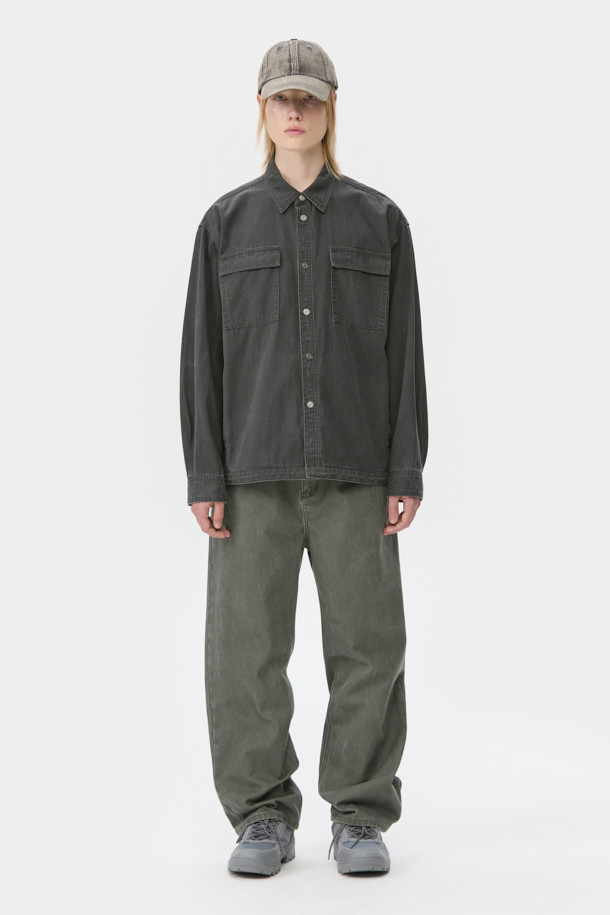 그레이 더블 포켓 데님 셔츠는 남성들을 위한 캐주얼하고 빈티지한 스타일의 상의입니다. 봄, 가을에 어울리는 릴랙스 핏의 긴 소매 셔츠로, 아우터처럼 걸쳐 입을 수 있습니다. 무지 패턴의 면 소재로 제작되었으며, 가슴 부분의 더블 포켓 디테일과 스냅 버튼이 특징입니다. 피그먼트 다잉 처리로 빈티지한 멋을 더했으며, 밑단 스트링으로 다양한 스타일 연출이 가능합니다. 데이트룩, 캠핑룩 등 다양한 TPO에 미니멀하게 활용하기 좋습니다.
