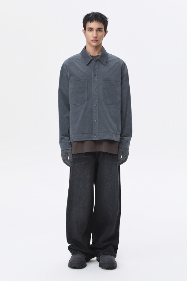 그레이 컬러의 코듀로이 아우터 셔츠입니다. 부드러운 코튼, 폴리우레탄, 코듀로이 혼방 소재로 제작되어 가을, 겨울철 따뜻하게 착용할 수 있습니다. 오버핏 크롭 기장으로 트렌디한 스타일을 연출하며, 밑단 스트링 조절 기능과 전면 체스트 포켓 디테일이 돋보입니다. 캐주얼, 미니멀, 클래식 스타일을 즐기는 남성분들께 출근룩, 모임룩으로 추천합니다. 긴 소매 기장으로 다양한 룩에 활용하기 좋습니다.
