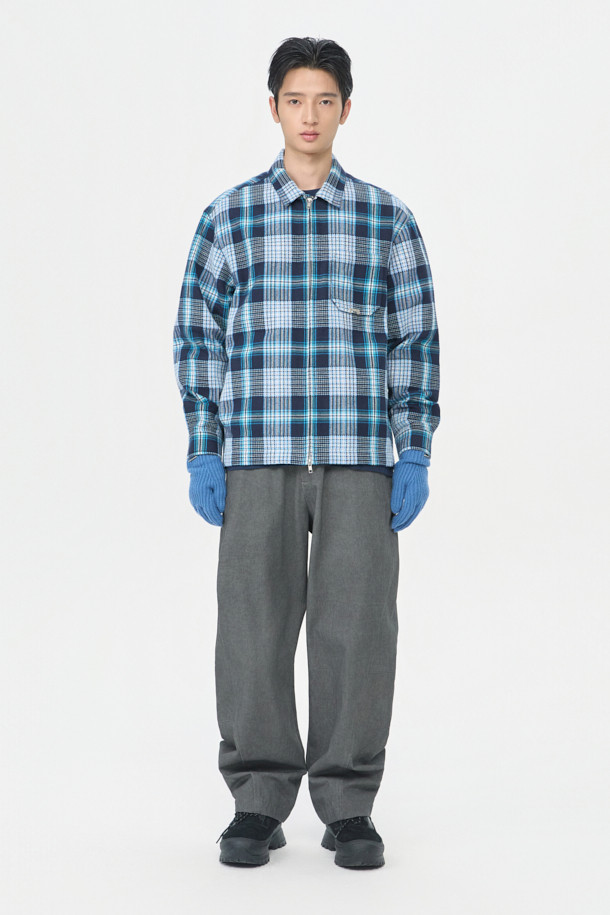 블루 체크 집업 아우터 셔츠는 남성 고객을 위한 캐주얼 스타일의 상의입니다. 봄, 가을에 적합하며, 베이직한 디자인으로 다양한 룩에 활용하기 좋습니다. 릴랙스핏으로 편안한 착용감을 선사하며, 칼라넥 라인과 긴 소매가 특징입니다. YKK 2-Way 지퍼, 체스트 포켓, 사이드 포켓을 갖춰 실용성을 높였으며, SOMELOS 유럽 수입 면 원단을 사용하여 고급스러운 촉감을 느낄 수 있습니다. 데이트룩, 봄 소풍룩 등 다양한 TPO에 활용 가능하며, 캐주얼, 클래식, 미니멀 스타일을 모두 소화할 수 있는 매력적인 아이템입니다.
